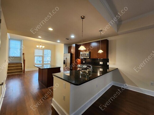 Building Photo - 702 Cosmopolitan Dr NE