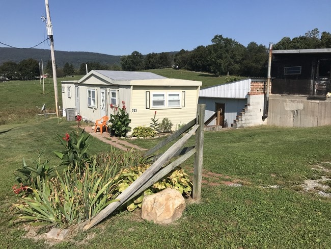 Building Photo - 703 Mountain View Dr