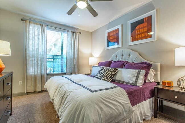 Building Photo - Urban Luxury, Perfect Location