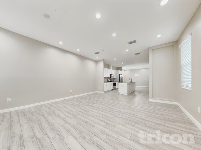 Building Photo - 8118 N Coolidge Ave