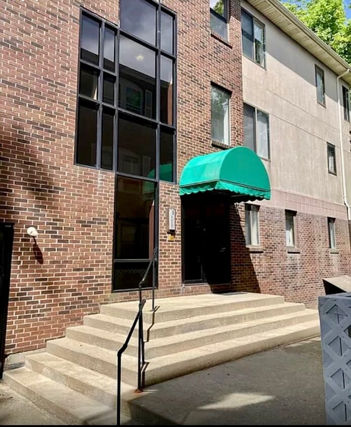 142 Van Zandt Ave, Newport, RI 02840 Apartments in Newport, RI