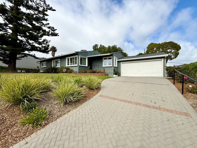 Foto del edificio - Beautiful 3BR/3BA Point Loma Home with Vaulted Ceilings & Central AC
