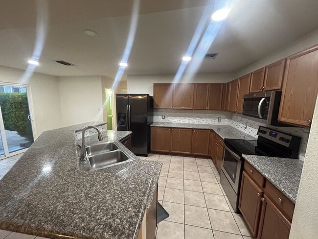 Building Photo - Beautiful 3 bedroom and 3 bathroom Home fo...