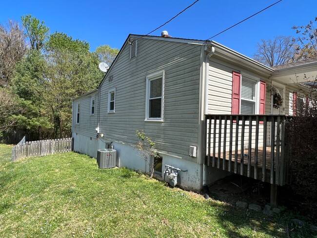 Building Photo - 3 bedroom in Cave Spring