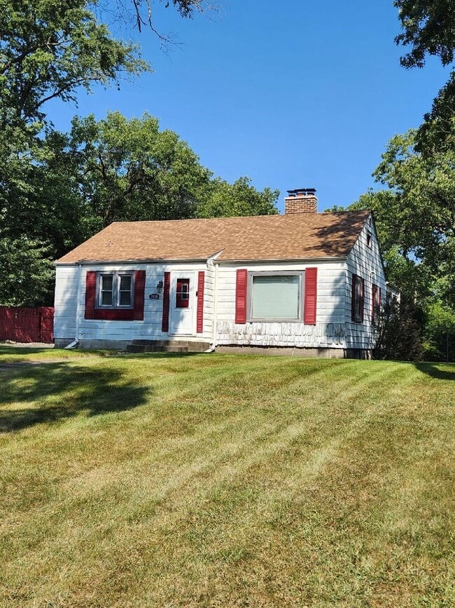 Building Photo - 2530 Crest Rd