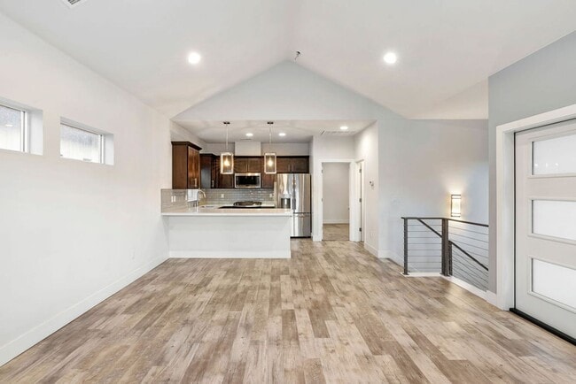 Building Photo - Contemporary Dual Level MidTown Bungalow with Balcony & Garage!