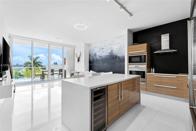 Building Photo - 2020 N Bayshore Dr