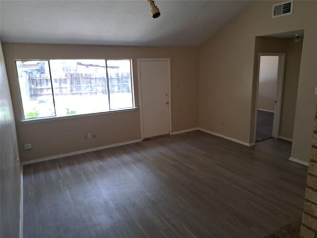 Building Photo - 16513 Parkridge Ct