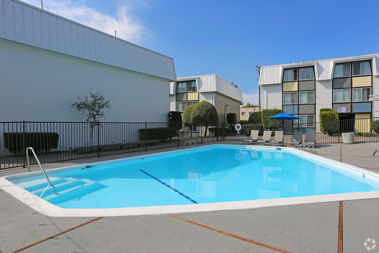 Piscina - The SLO Apartments