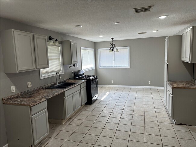 Building Photo - 1905 19th Ave N