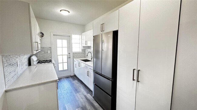 Foto del edificio - 8630 Byron Ave