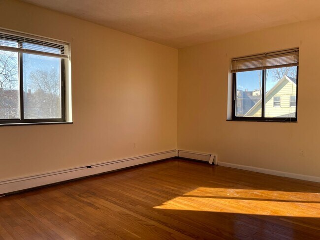 Foto del edificio - VERY  Spacious Sunny  2 bed Heat Hw parking Inc Close to train and 57/66 bus Heat HW Inc Now of feb