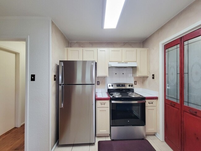 Building Photo - This corner unit is great because being on the end unit is more private and there are no condo's ...