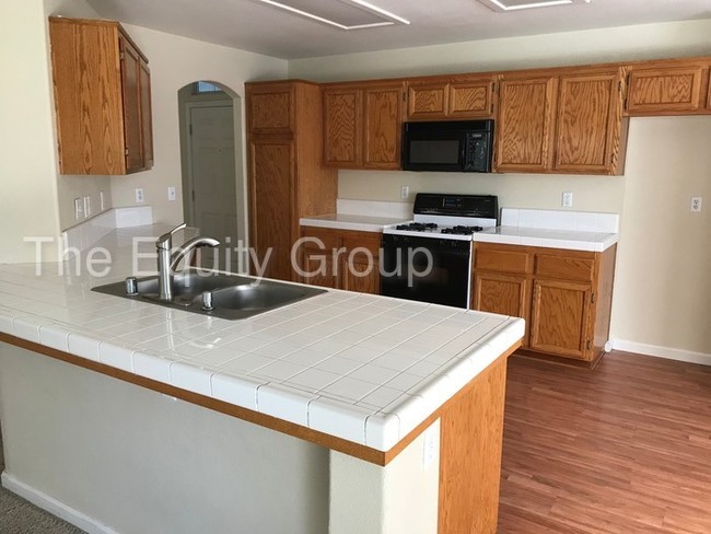 Building Photo - Charming home available with a swimming pool!