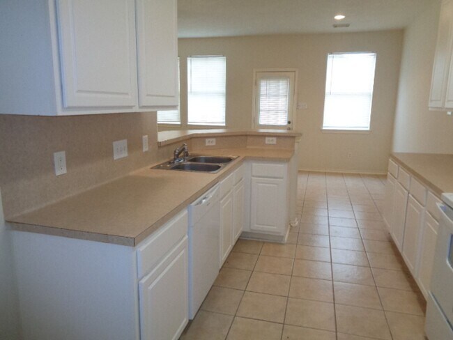 Foto del edificio - Beautiful 3BR Townhome in Villas of Oakwood Glen – Klein ISD
