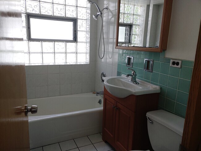 Foto del edificio - 6360 W Eddy St