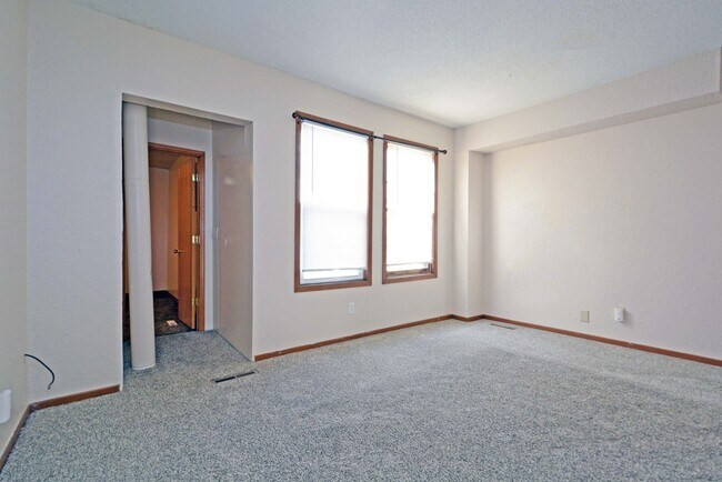 Foto del edificio - Spacious 3-Bed 1-Bath Unit in Hastings - Available Now!