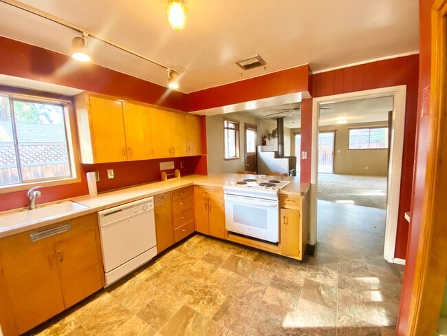 Building Photo - Cute and Cozy House, 3 Bed 2 Bath Home!