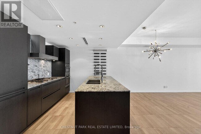 Photo du bâtiment - 180 University Ave