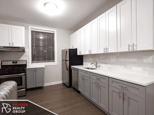 Building Photo - 5055 N Damen Ave
