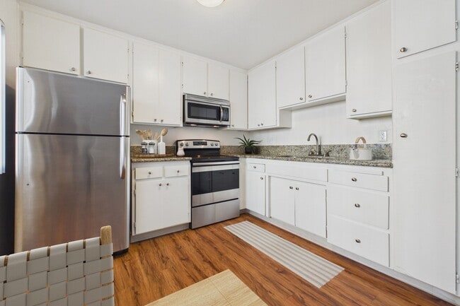 Building Photo - Gilmore  Apartments Van Nuys