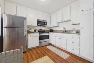 Building Photo - Gilmore  Apartments Van Nuys