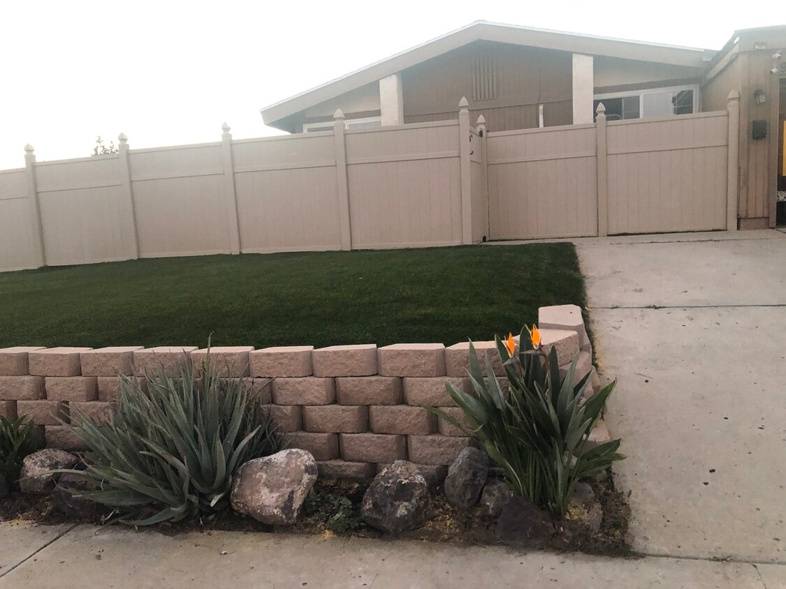 Frente de la casa en lote de esquina - 9310 Dempster Dr