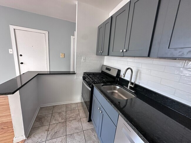 Building Photo - 5668 N Ridge Ave