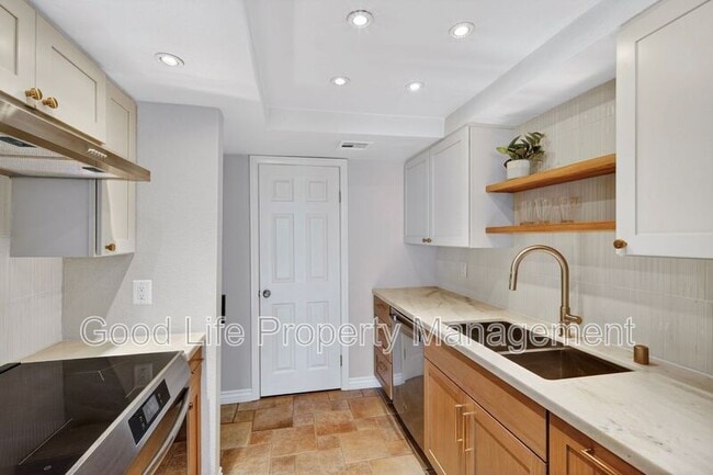 Building Photo - 2564 Navarra Dr