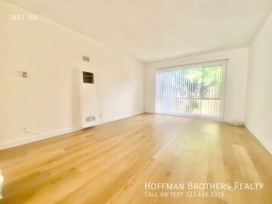 Foto principal - 638 N W Knoll Dr