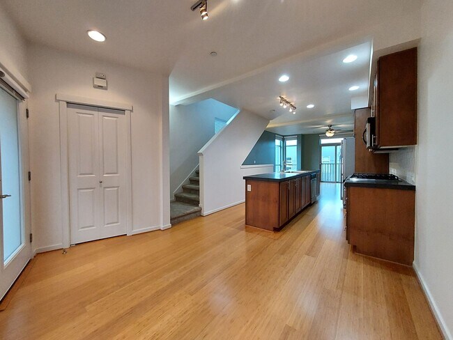 Building Photo - 2 Bed - 2 Bath Townhome in Downtown Tacoma!