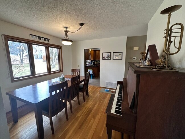 Building Photo - Beautiful 3 bedroom, 3 bathroom Home in Li...
