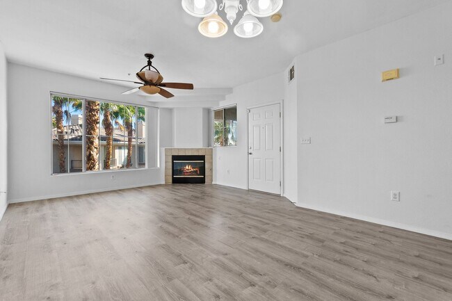 Foto del edificio - GORGEOUS Condo in Guard Gated Community! C...
