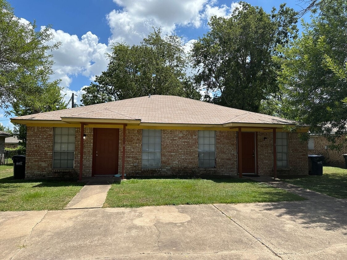 College Station - 2 bedroom - 1 bath - fenced in yard - WD connections - College Station - 2 bedroom - 1 bath - fenced in yard - WD connections