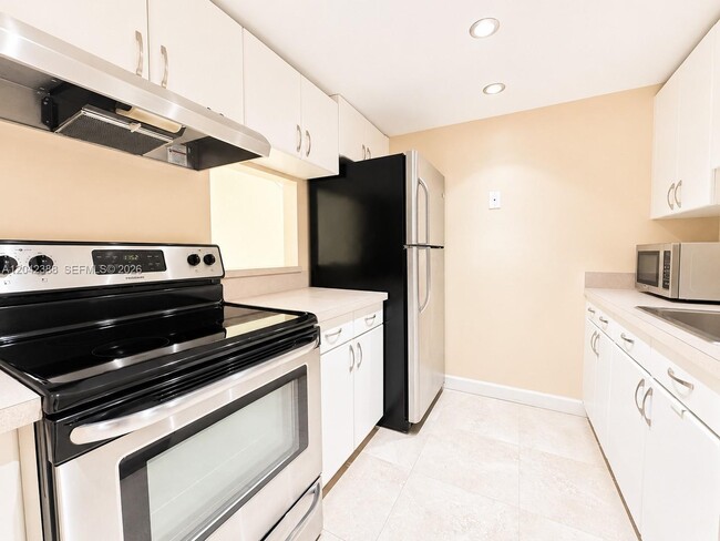 Building Photo - 14421 N Kendall Dr