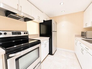 Building Photo - 14421 N Kendall Dr