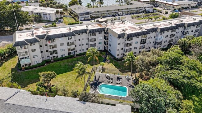 Foto del edificio - 941 Crystal Lake Dr