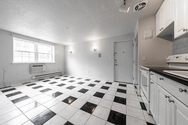 Building Photo - 10 Colonial Village Dr