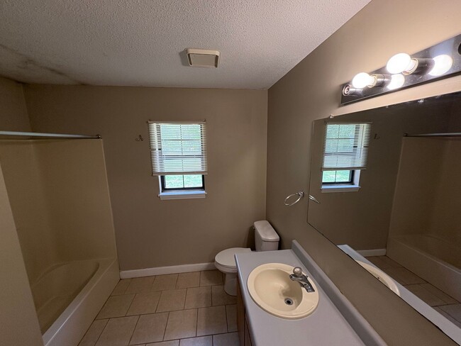 Building Photo - 11 Crosswinds Dr