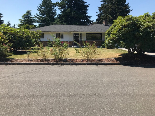 Building Photo - Beautiful 4 bed Rambler with 1.5 bath and ...