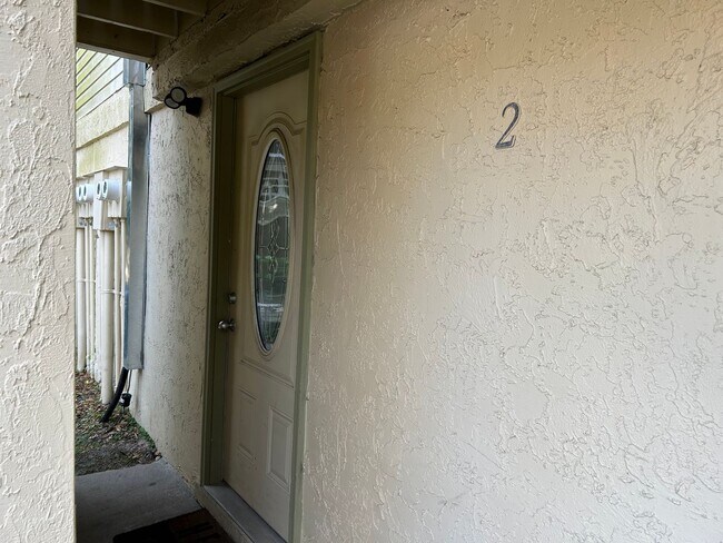 Building Photo - Walk to Campus from your Downstairs Flat