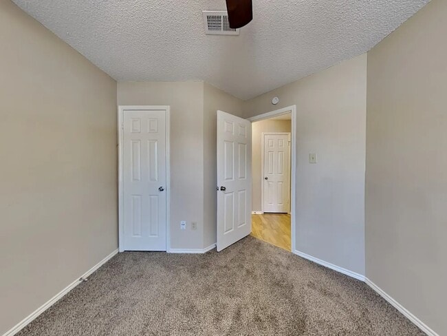 Foto del edificio - 923 Teakwood Ln