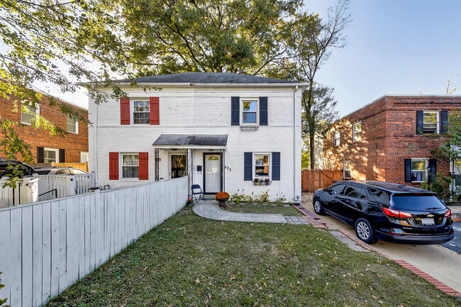 Building Photo - 822 S Ivy St
