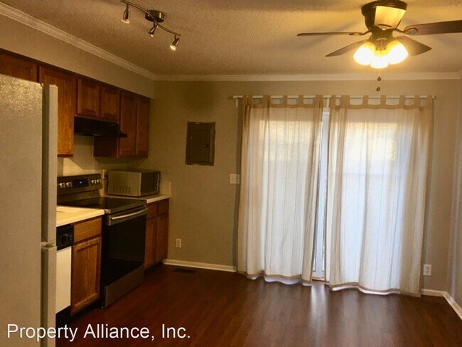 Building Photo - 2 br, 1.5 bath House - 2134 Oakcrest Circle