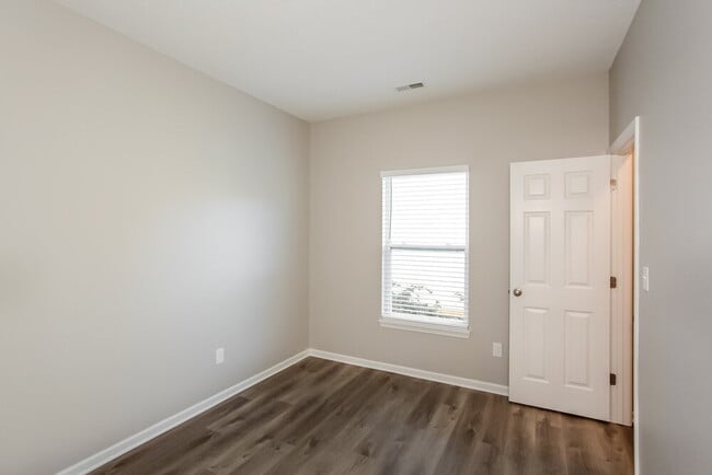 Building Photo - 7150 Parklake Pl