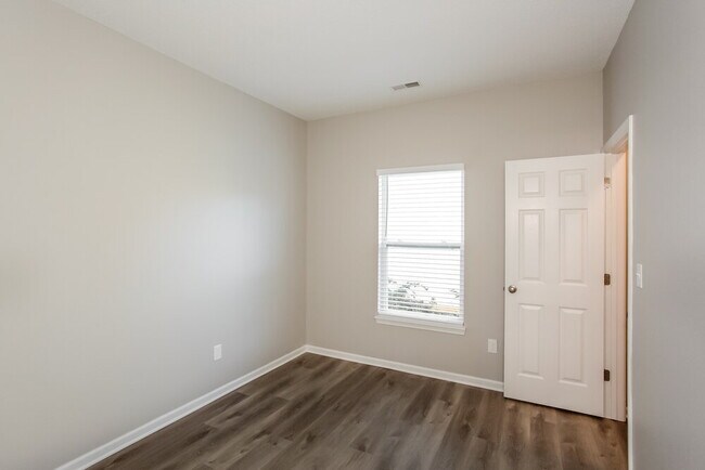 Foto del edificio - 7150 Parklake Pl