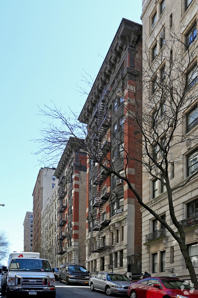 Building Photo - 310 W 99th St