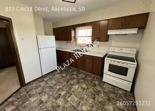 Building Photo - 833 S Merton St