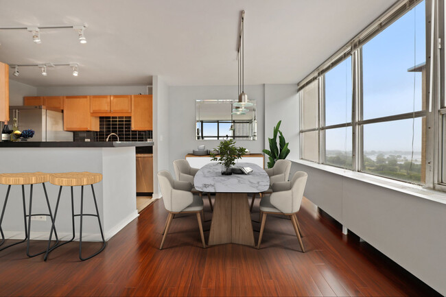 Foto del edificio - 655 W Irving Park Rd