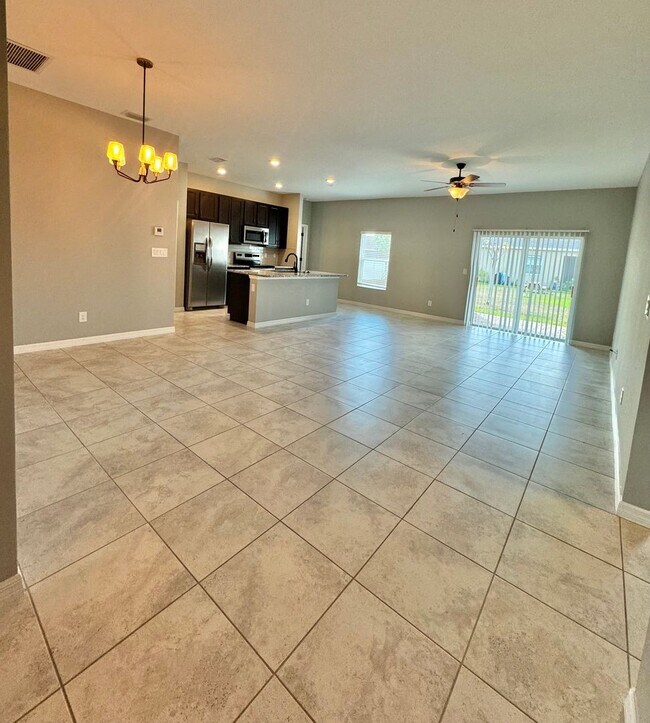 Foto del edificio - 3 Bed + Den with 2 Baths & 2 Car Garage